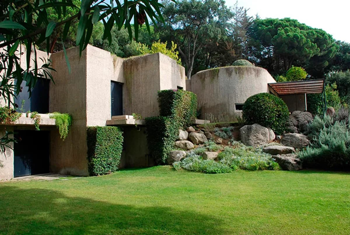 Earth-sheltered house